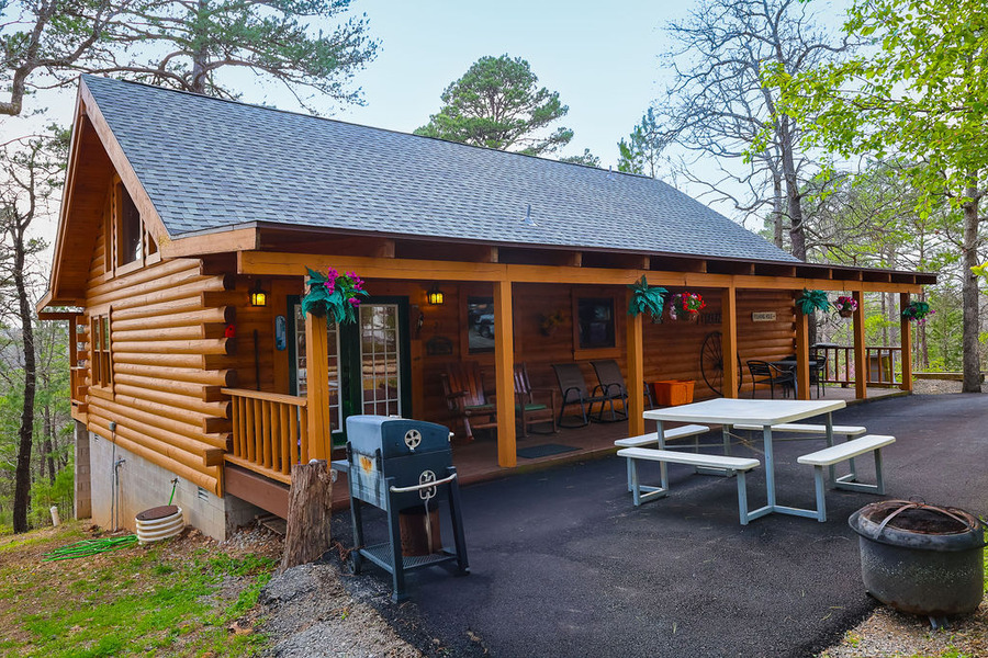 Planning a relaxing Ozark getaway? Booking one of the many two bedroom cabins in Branson offers the perfect blend of comfort, privacy, and scenic beauty. 